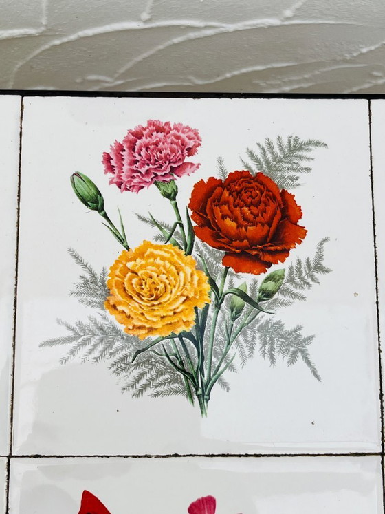 Image 1 of Vintage salontafel van smeedijzer met bloemmotief op de tegels.