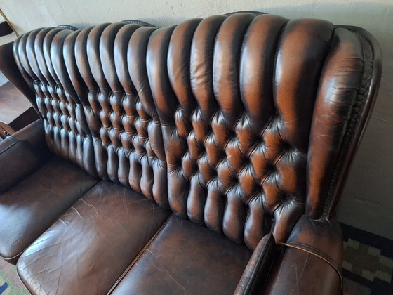 Image 1 of Divano Chesterfield a 3 posti in pelle color castagna