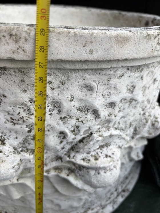 Image 1 of 2 grandi vasi decorativi vintage in cemento