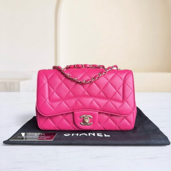 Image 1 of Borsa Chanel Chic Flap Small - 23 cm in pelle di agnello trapuntata rosa acceso con finiture dorate, serie 22