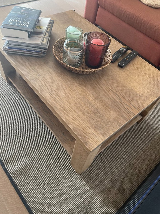 Image 1 of Mesa de centro de roble macizo con cesta para periódicos