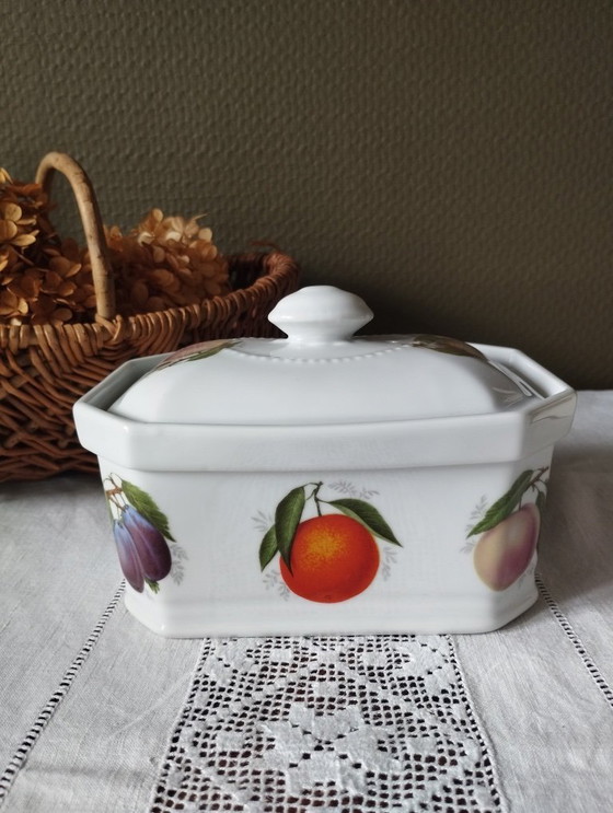 Image 1 of Antieke achthoekige terrine van wit porselein met veelkleurige fruitdecoratie.