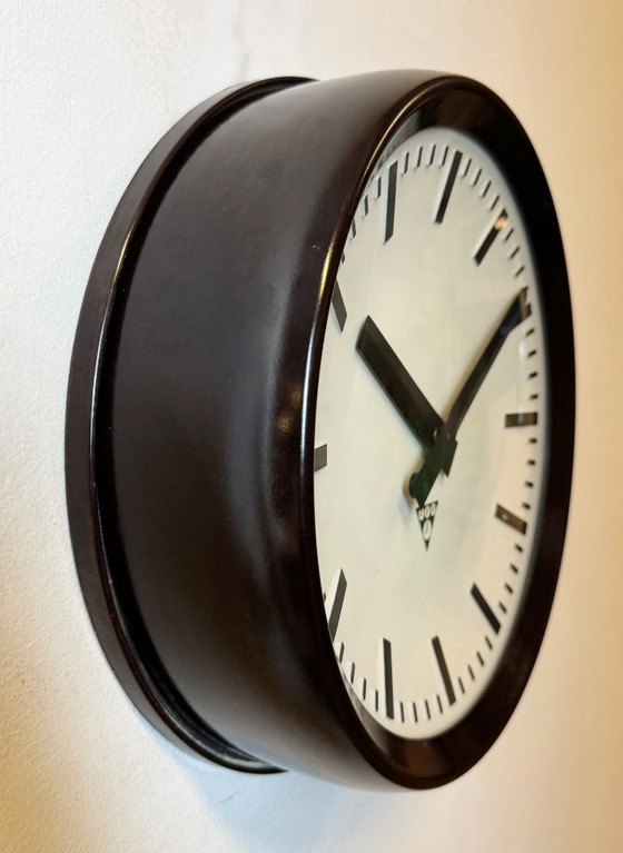 Image 1 of Industriële bakelieten fabriekswandklok van Pragotron, jaren 60