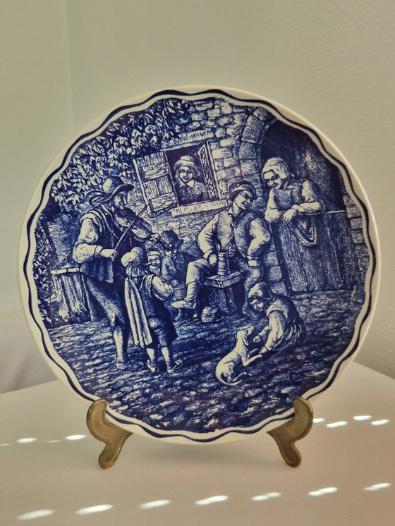 Image 1 of Piatto da parete. Delfts. Boch La Louviere. Scena di villaggio.