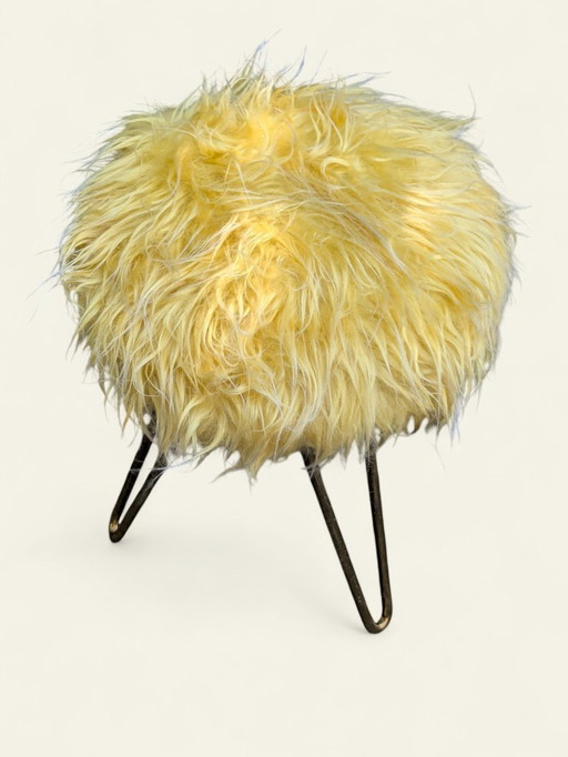 Pièce rare ! Tabouret tripode 60s avec pieds en laiton & fourrure synthétique jaune, style rétro-pop - Mid Century Pouf