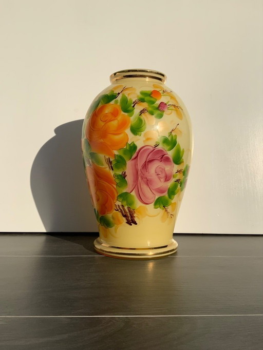 Grande vaso in opalino di uranio, decoro floreale Art Nouveau. Boemia