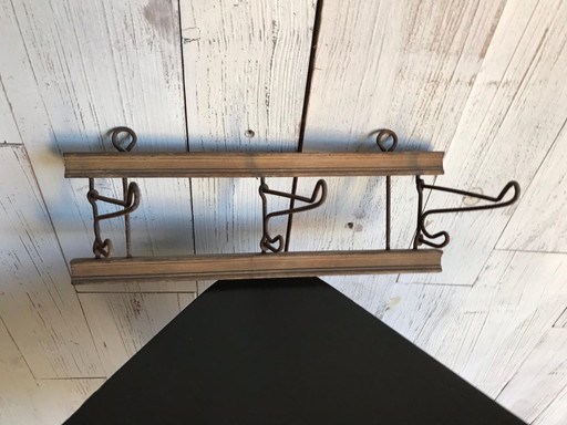 Estante antiguo de madera y hierro