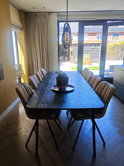 Eikenhouten eettafel met stalen poten