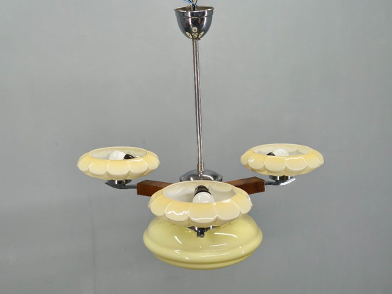 Image 1 of Lustre Art déco tchécoslovaque des années 1940 en noyer, chrome et verre
