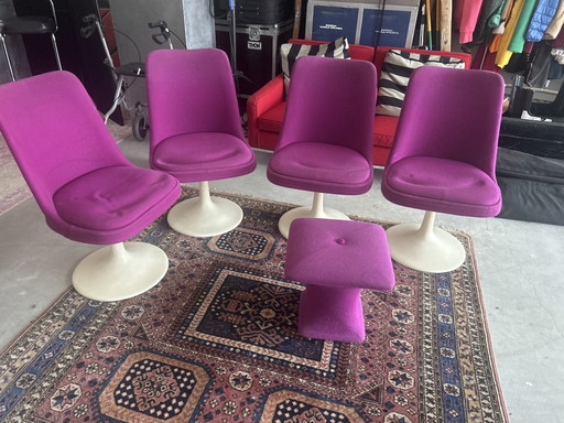 Cuatro sillas giratorias tipo trompeta y una mesa pequeña. – draaistoelen, Plastic, Textile