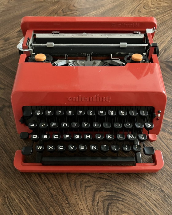 Olivetti Valentine Typewriter – Decorative Objects, Metal, Plastic (photo 3 of 11)