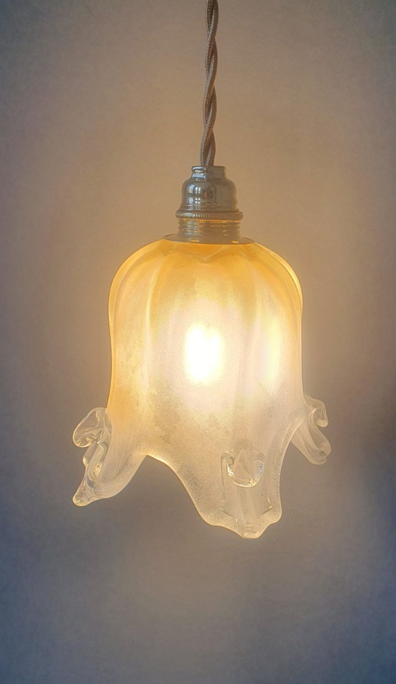 Image 1 of Lampada a sospensione vintage in Murano dalla forma a campana morbida e ondulata.