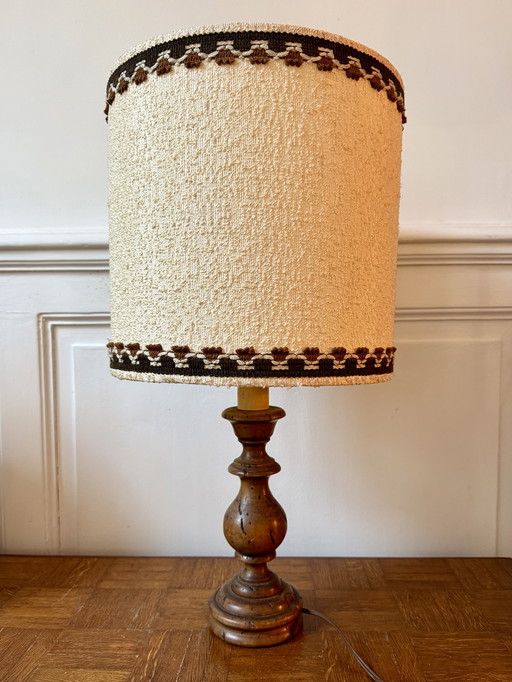 Große Lampe mit gedrechseltem Holzfuß