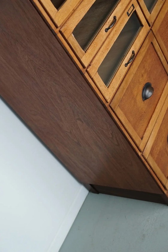 Image 1 of Vitrina inglesa de mercería con cajones con frente de cristal, circa 1930