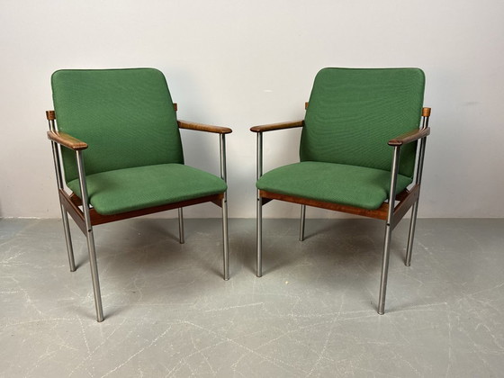 Image 1 of Juego de 4 sillas de comedor Thereca de diseño de mediados de siglo con tapicería verde vibrante.