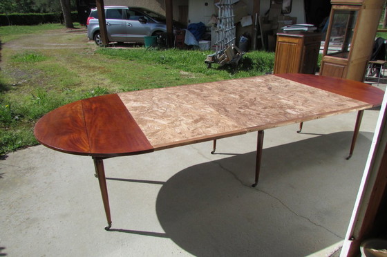 Image 1 of Beautiful antique round table, 6 tapered mahogany legs, extendable