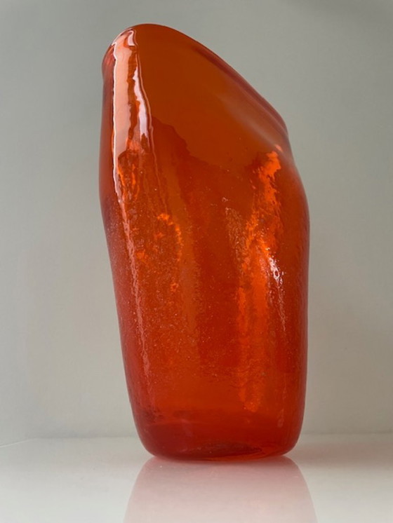 Image 1 of Jarrón soplado a mano en vidrio naranja intenso.