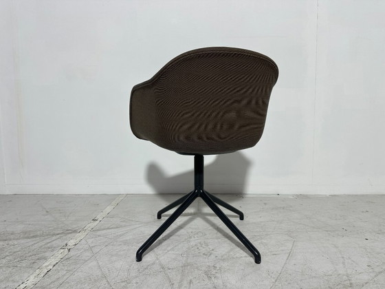 Muuto Fiber Armchair Taupe - Swivel Base Black – Textile (photo 4 of 8)