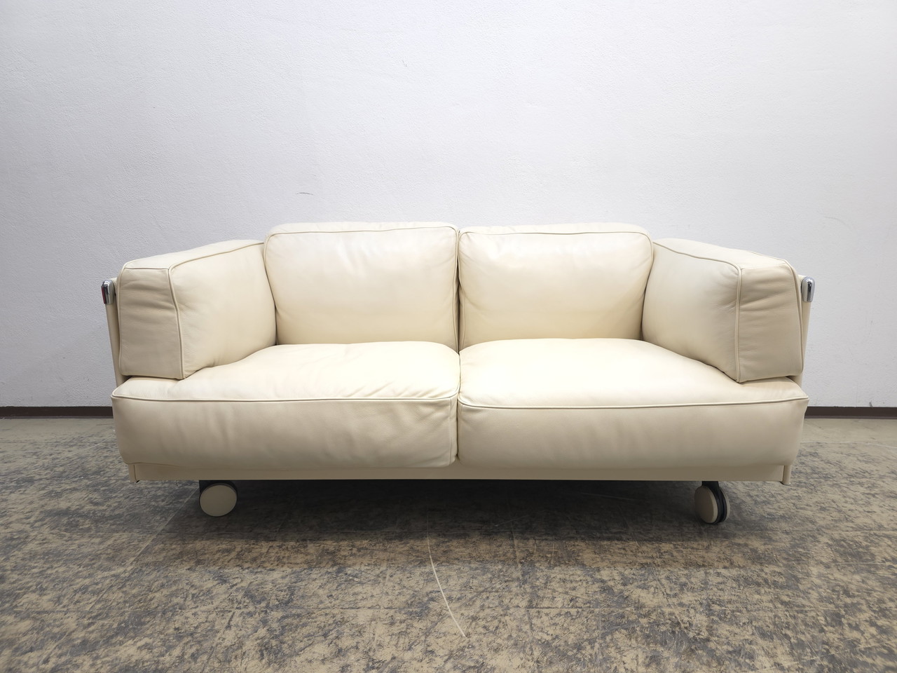 Sofá Poltrona Frau Twice, sofá de diseño, sofá de diseño, sofá de cuero, sofá, color crema, dos plazas