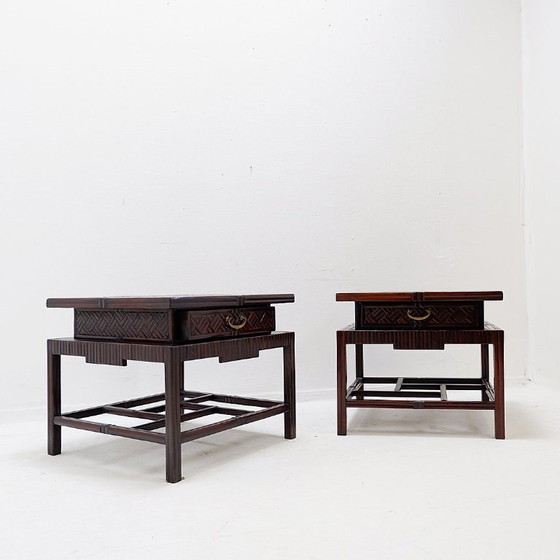 Image 1 of Coppia di tavolini laterali vintage in stile pagoda, con motivo a spina di pesce effetto bambù - Maitland & Clasco