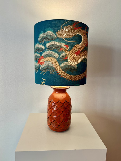 Lámpara de mesa decorativa de cerámica Jasba con pantalla japonesa.