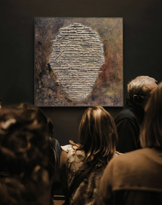 Image 1 of Líneas y Rostros – Objeto Escultórico de Pared con Relieve Crudo (121 × 121 × 4 cm)