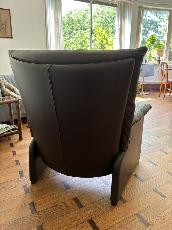 Image 1 of Cassina Palmaria Sessel aus schwarzem Leder mit passendem Hocker/Fußhocker (Vico Magistretti)