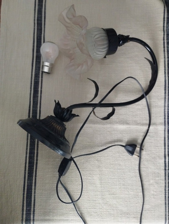 Image 1 of Lampe tulipe en métal noir patiné et abat-jour en verre opaque