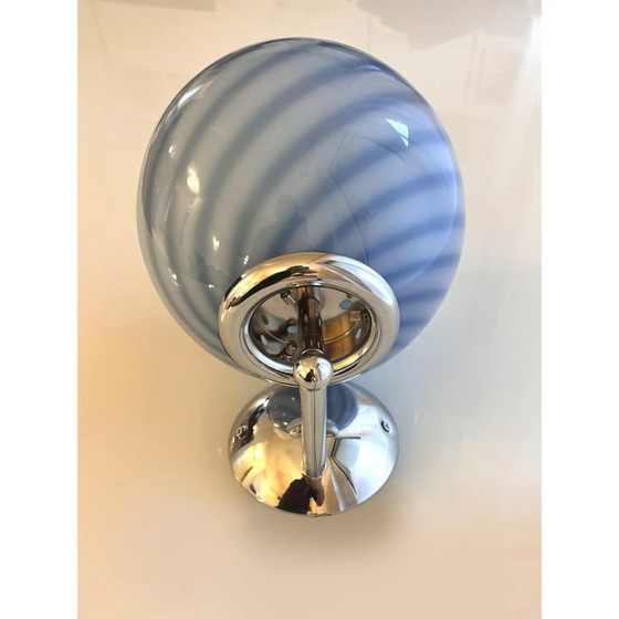 Image 1 of Set van twee moderne wandlampen van Murano-glas met een blauwe spiraalvorm.