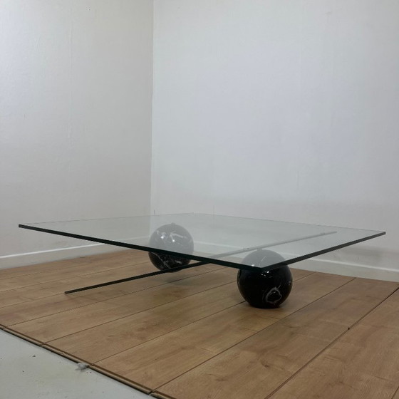 Image 1 of Roche Bobois asymmetrischer Couchtisch aus Glas und Marmor, 1980/90