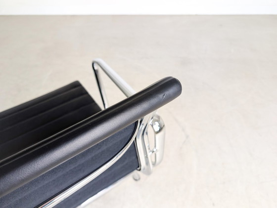 Image 1 of Originele set van 3 Vitra Charles & Ray Eames stoelen EA 108, zwart leer.