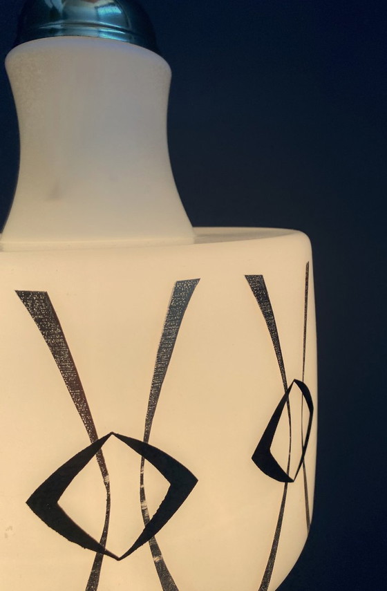 Image 1 of Lampada a sospensione in vetro opalino con disegno in oro e nero