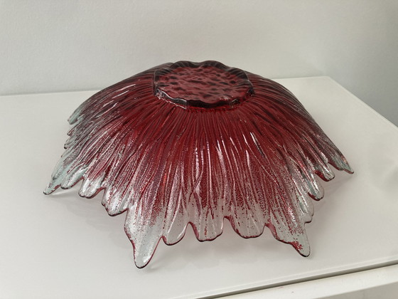 Image 1 of Classico di metà secolo: ciotola a forma di foglia in vetro con centro rosso