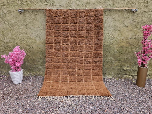 Alfombra de lana marrón de 250 cm x 150 cm.