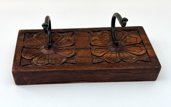 Image 1 of Handgesneden wandkapstok uit India – massief hout met 2 ijzeren haken