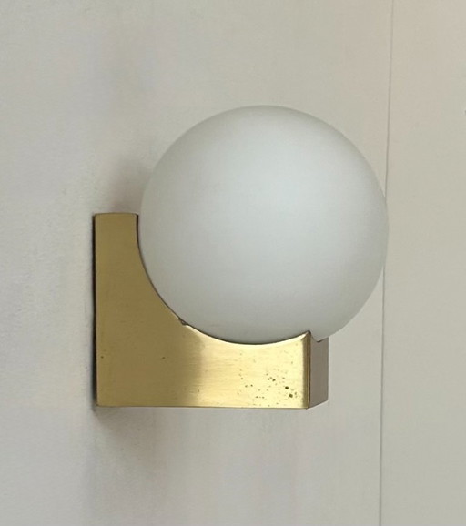 Applique vintage, ottone e vetro opalino, Francia, 1970