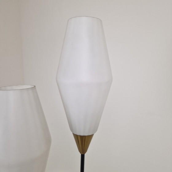 Image 1 of Lampadaire trépied en verre opalin et laiton, Italie, années 1950
