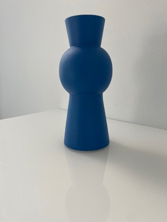 Image 1 of Jarrón de diseño moderno azul fabricado en aluminio con recubrimiento en polvo.