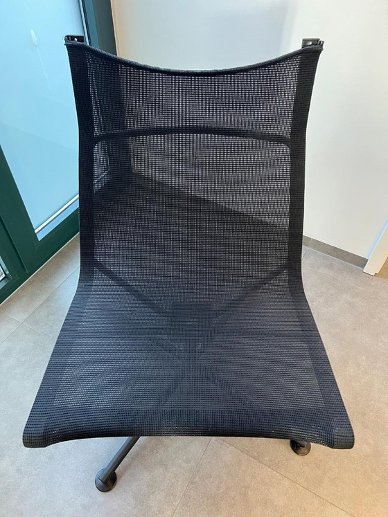 Sedia di design Wagner D1 – Nera – Sedia lounge e da ufficio moderna con rivestimento in rete – Poltrone (photo 4 of 8)
