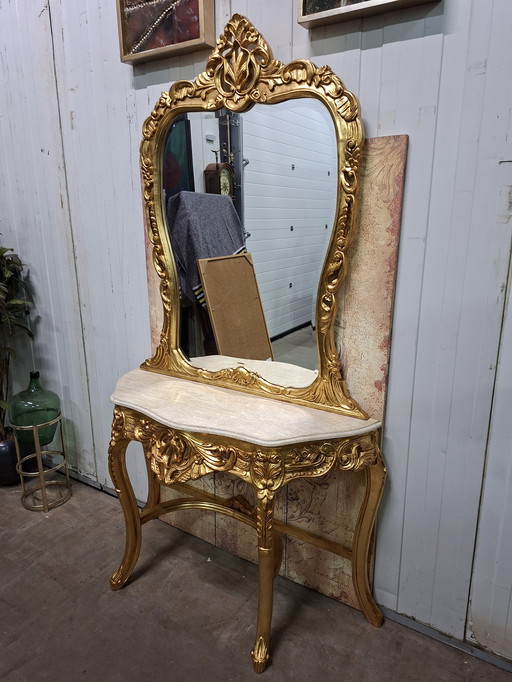 Table d'appoint classique dorée avec miroir, console, coiffeuse avec plateau en marbre et support de miroir assorti.