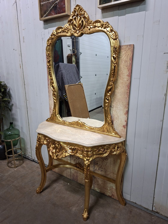 Image 1 of Table d'appoint classique dorée avec miroir, console, coiffeuse avec plateau en marbre et support de miroir assorti.
