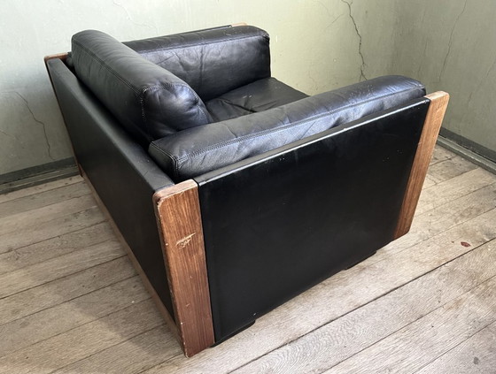 Image 1 of Gestoffeerde fauteuil 920 in hout en leer van Afra en Tobia Scarpa (jaren 70)