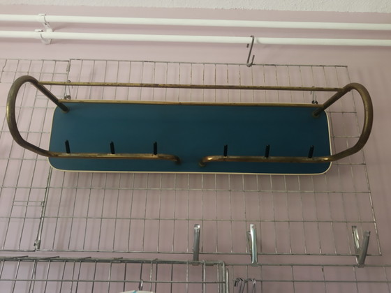 Image 1 of Porte-manteau mural original bleu pétrole des années 50, cadre tubulaire doré