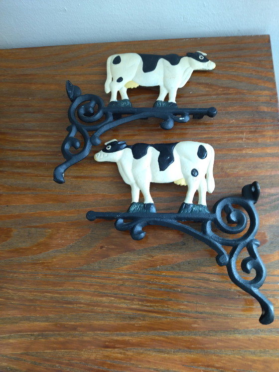 Image 1 of Paire d’équerres vintage en fonte à motif vaches – 