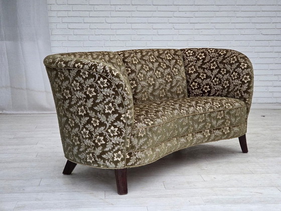 Image 1 of Sofá danés de 2 plazas, curvado, años 60, terciopelo verde, madera de haya.