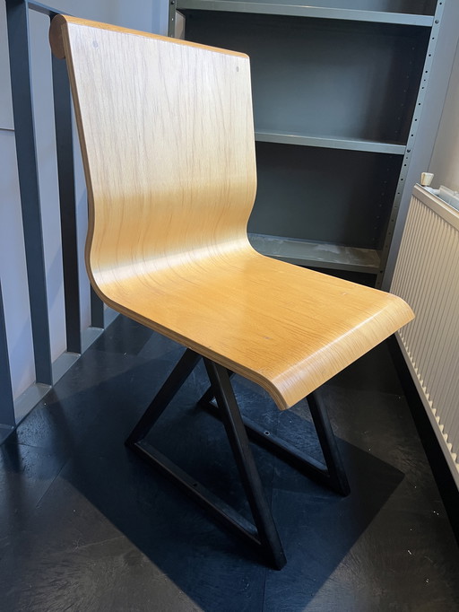 Sedia in legno massello con base in acciaio