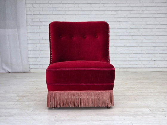 Image 1 of Fauteuil danois des années 1960, revêtement d'origine en velours rouge, pieds en bois de hêtre.