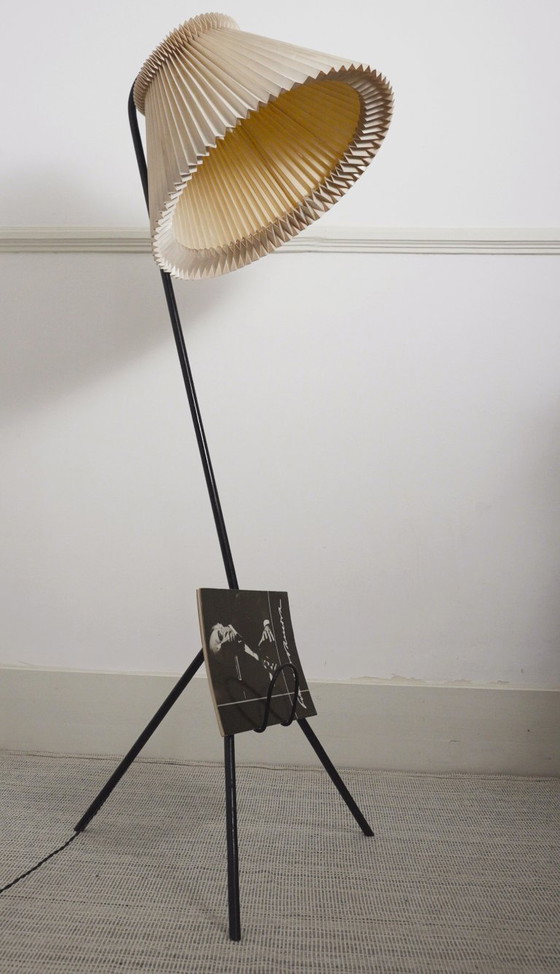 Image 1 of Vintage Le Klint vloerlamp met originele handgevouwen geplooide acrylkap, Deense mid-century moderne leeslamp met magazijn.