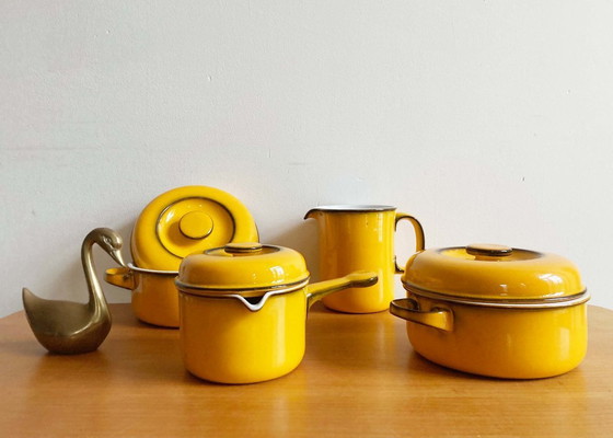 Image 1 of Servizio da tavola vintage color giallo ocra - Thomas Scandic. Ciotole, caraffa e tegamino in stile retrò.