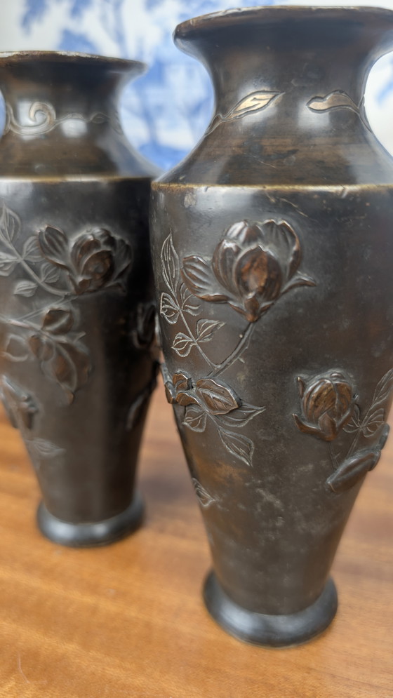 Image 1 of Coppia di vasi giapponesi in bronzo con uccelli in bassorilievo Periodo Meiji (1868-1912)